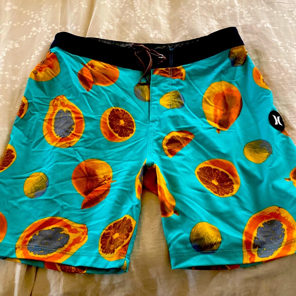 Hurley mens amazing condition phantom board shorts in cool trendy pattern